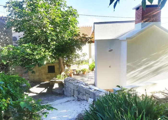 Sarmantna Kamena Kuca